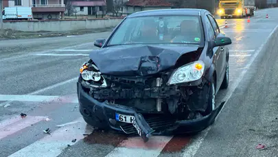 Erzincan’da iki araç kavşakta çarpıştı : 2 yaralı