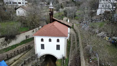 Safranbolu’da altından dere geçen tarihi Lütfiye Camisi turistlerin ilgi odağı