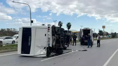 Antalya Manavgat’ta kaza : Hafif ticari araç midibüse çarptı , 7 yaralı