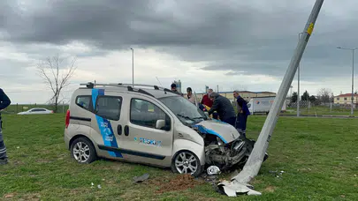 Tekirdağ Çorlu'da kaza : Araç aydınlatma direğine çarptı