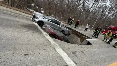 ABD'de yol çöktü : 2 araç çukura düştü