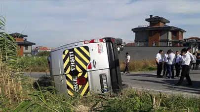 Sivas'ta öğretmenleri taşıyan minibüs bariyerlere çarptı : 3 kişi yaralandı