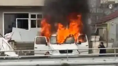 Denizli'de park halinde araç alev alev yandı