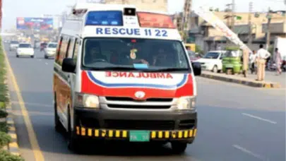 Pakistan'da petrol tankeri minibüsün üzerine devrildi: 13 kişi öldü