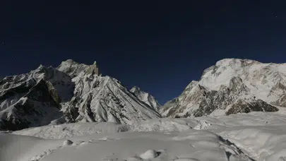 Pakistan'da dağcı buz duvarından düşüp hayatını kaybetti