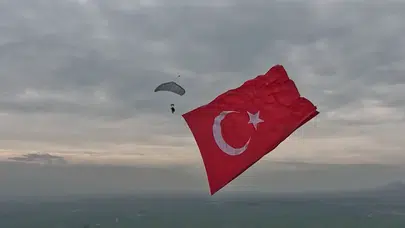 Gökyüzünde Türkiye rekoru : Özel Kuvvetler personeli 661 metrekarelik Türk bayrağıyla atladı