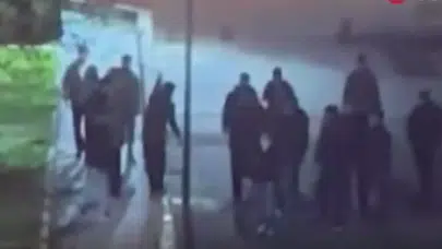 Beyoğlu’nda iki grup tekme tokat kavga etti : O anlar kamerada