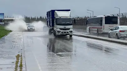 İzmir'de sağanak etkisi : Yollar göle döndü