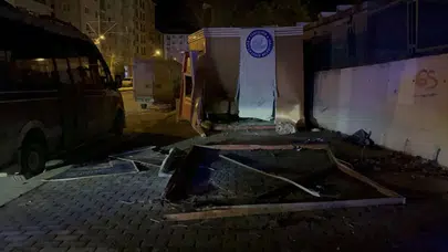 Eskişehir'de otomobil ATM'ye çarptı : 2 kişi yaralandı