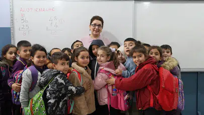 Adana'da Fatma öğretmen kanseri yendi, öğrencilerine kavuştu