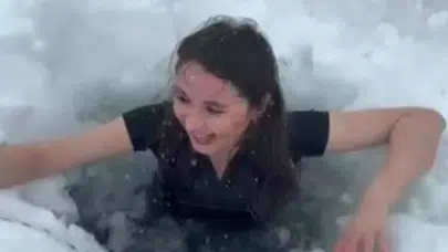 Çıldır Gölü'nde nefes kesen görüntü : Eksi 23 derecede suya girdi!