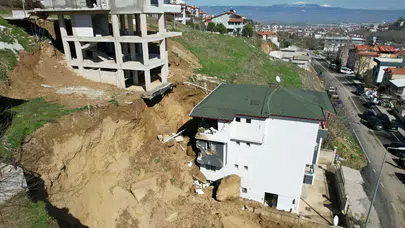 Denizli'de inşaat kazısında toprak kayması : Dev kaya binaya zarar verdi