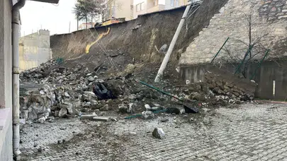 Kastamonu'da istinat duvarı çöktü : 7 araçta hasar oluştu