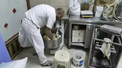 Tatlı imalathanesinden korkunç görüntüler : Ayağıyla hamur çiğnedi , iş yeri mühürlendi