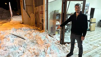 Hakkari'de kar zulüm olmaya devam ediyor : Çatıdan düşen kar iş yerinin camlarını kırdı