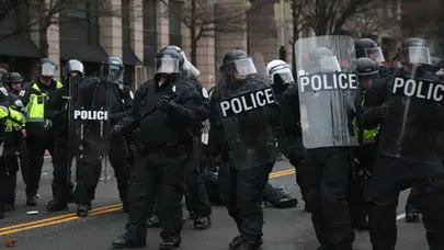 ABD ICE karşıtı protestolara göz yaşartıcı gazla müdahale etti