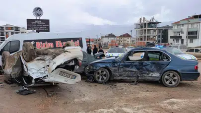 Bursa'da 14 yaşındaki sürücü, park halindeki 3 araca çarptı: 8 yaralı