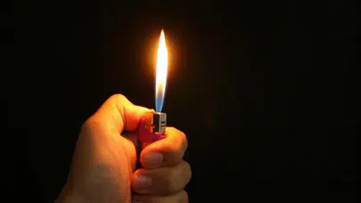 Çakmak doldururken canından oluyordu : 19 yaşındaki gencin yüzü yandı