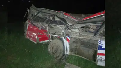 Nepal'de yolcu otobüsü uçuruma yuvarlandı : 13 ölü , 34 yaralı