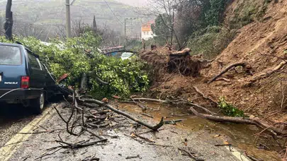 İzmir Ödemiş'te heyelan : Göçük altında kalan araç hurdaya döndü