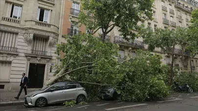 Fransa'da fırtınanın bilançosu ağır oldu : 3 kişi öldü , 1 kişi kayıp