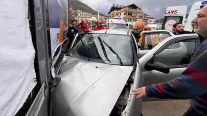 Muğla Fethiye'de otomobil duvara çarptı : Ölü ve yaralılar var