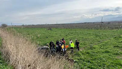Manisa'da kaza : Otomobil tarlaya uçtu, 2 kişi yaralandı