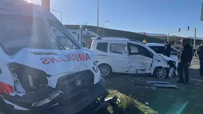 Bingöl'de ambulans ile hasta yakınının kullandığı ticari araç çarpıştı