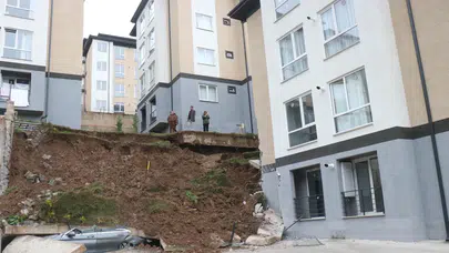 Sakarya'da istinat duvarı çöktü : 32 vatandaş tahliye edildi