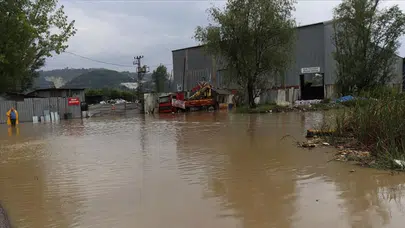 İzmir'de dere taştı , mahalleler su altında kaldı