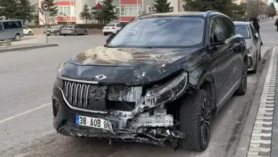 Kayseri’de otomobil tramvay durağına girdi : 3 yaralı