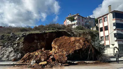 Balıkesir Dursunbey'de dev kaya yola düştü