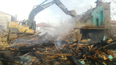 Isparta Yalvaç’ta kerpiç ev yangında tamamen kullanılamaz hale geldi