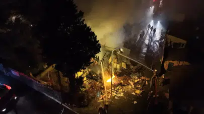 Üsküdar'da iki katlı metruk bina alevlere teslim oldu!