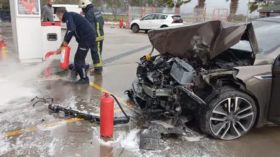 Antalya'da otomobil akaryakıt istasyonuna daldı, facianın eşiğinden dönüldü