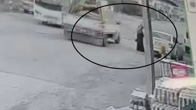 Hatay'da seyir halindeki aracın açılan kapağı kadını yaraladı : O anlar kamerada