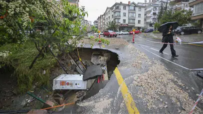 Hakkari'de sağanak nedeniyle yol çöktü : Ulaşım durdu, elektrik kesildi