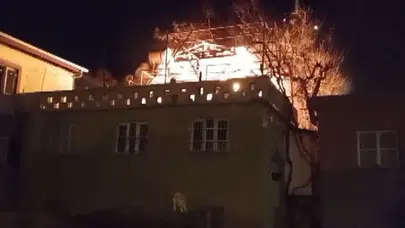 Adana'da yangın : Ev kullanılamaz hale geldi