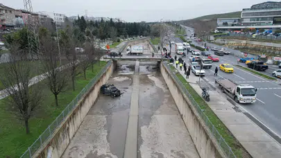 Küçükçekmece'de araç dereye uçtu : Sürücü yaralandı