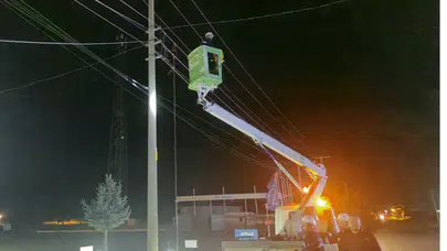 Çorum'da kamyon elektrik ve telefon hatlarını kopardı