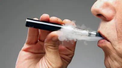 İngiltere’de özel araçlarda elektronik sigara yasağı geliyor