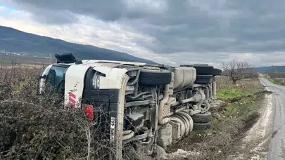 Bilecik Osmaneli'de tır şarampole devrildi