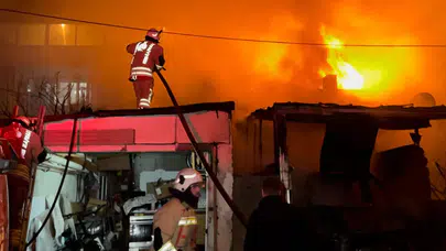 Edirne’de korkutan yangın : Ev ve otomobil küle döndü