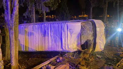 Aydın Köşk'te feci kaza : Minibüs kontrolden çıkıp mezarlığa uçtu