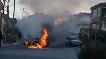 Niğde'de korkutan yangın : Park halindeki otomobil alevlere teslim oldu