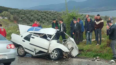 Manisa'da otomobil ve tır çarpıştı : 1'i ağır 3 kişi yaralandı