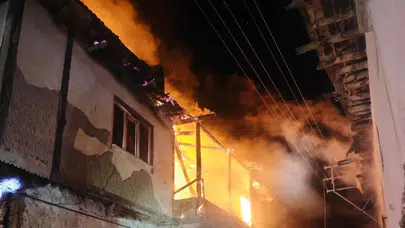 Uşak'ta yangın : 2 katlı ev alev alev yandı