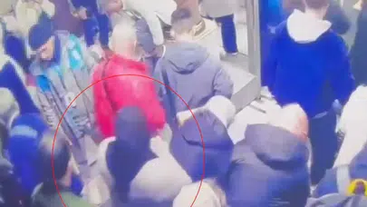 Sultanahmet Meydanı'nda yankesicilik yapan 2 kadın suçüstü yakalandı