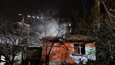 Beyoğlu'nda metruk binada yangın çıktı