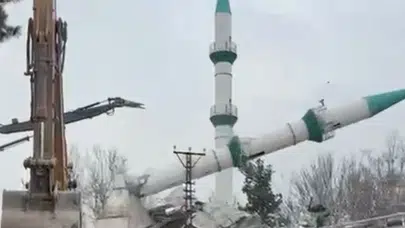 Malatya'da depremde ağır hasar gören cami kontrollü şekilde yıkıldı